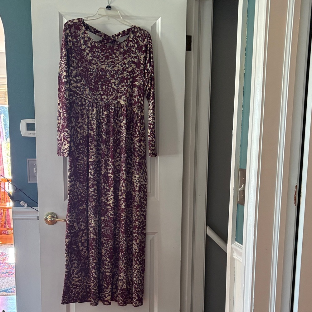 Elegant Burgundy and Cream Maxi Dress